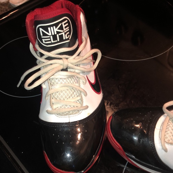 Size 9.5 boys/men’s Nike elite basketball shoes black white and red - Picture 6 of 6